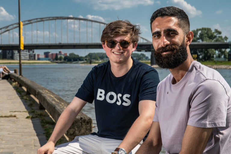 Hoe Masoud (27) en Kevin (22) vrienden werden in Deventer: ‘Dit had ik niet verwacht’