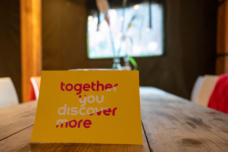 Foto van een kaart met de tekst: Together you discover more.