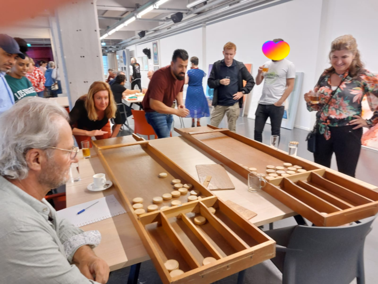 Sjoelende mensen tijdens het Buddycafé in Apeldoorn.