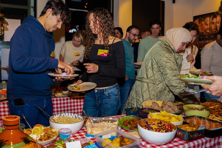 Tijdens een buffet vol kleurrijke gerechten ontmoetten 60 buddy’s elkaar