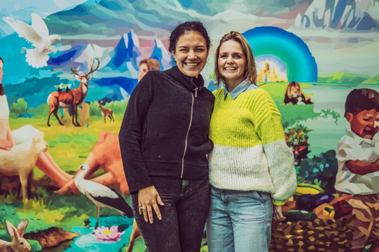 Karen en Leontien zijn twee jaar vrienden: ‘Toen mijn familie en ik asiel kregen, vierden we dat samen’