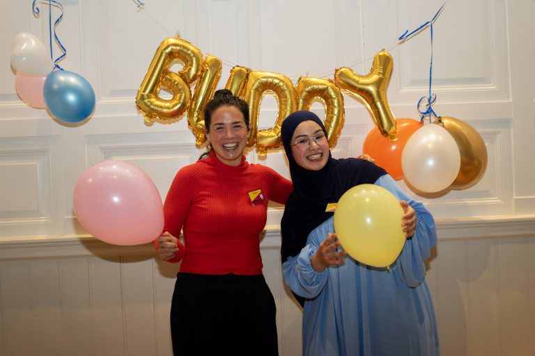 Nour uit Palestina werd buddy’s met Deventerse Tessa: ‘Ze is voor mij als een zus’